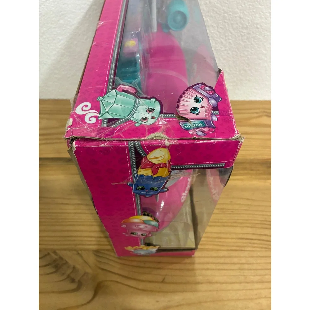 Shopkins World Vacation Shopkins Jet Playset with 3 Exclusive Shopkins Figures